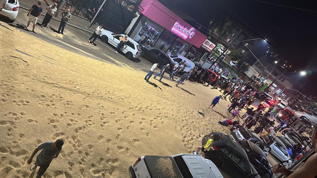 Caminhão carregado com soja tomba após acidente em Coronel Vivida