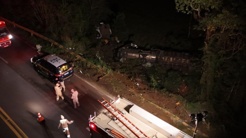 Caminhoneiro morre após carreta tombar na BR 277 em Cantagalo