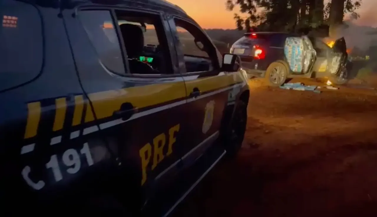 Carro bate e pega fogo durante fuga da PRF na BR-277, no Paraná