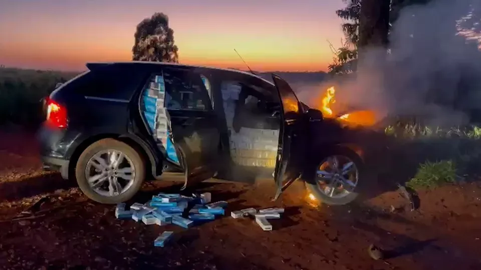Cascavel  - Veículo carregado com cigarros pega fogo após fuga na BR 277
