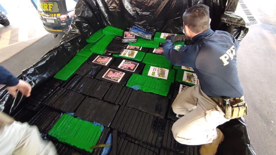 Fundo falso em caminhão escondia uma tonelada de maconha no Paraná