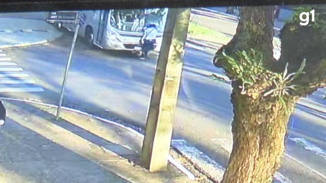 Jovem de patinete morre após ser atropelada por ônibus, em Maringá