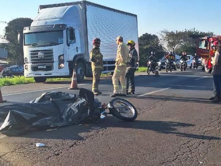 Motociclista morre ao ser atropelado por caminhão no Contorno Sul