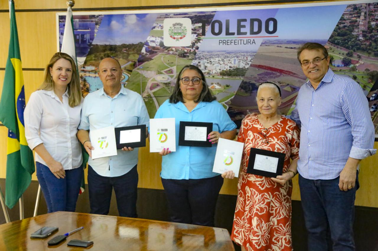 Servidores acompanham assinatura das suas portarias de aposentadoria