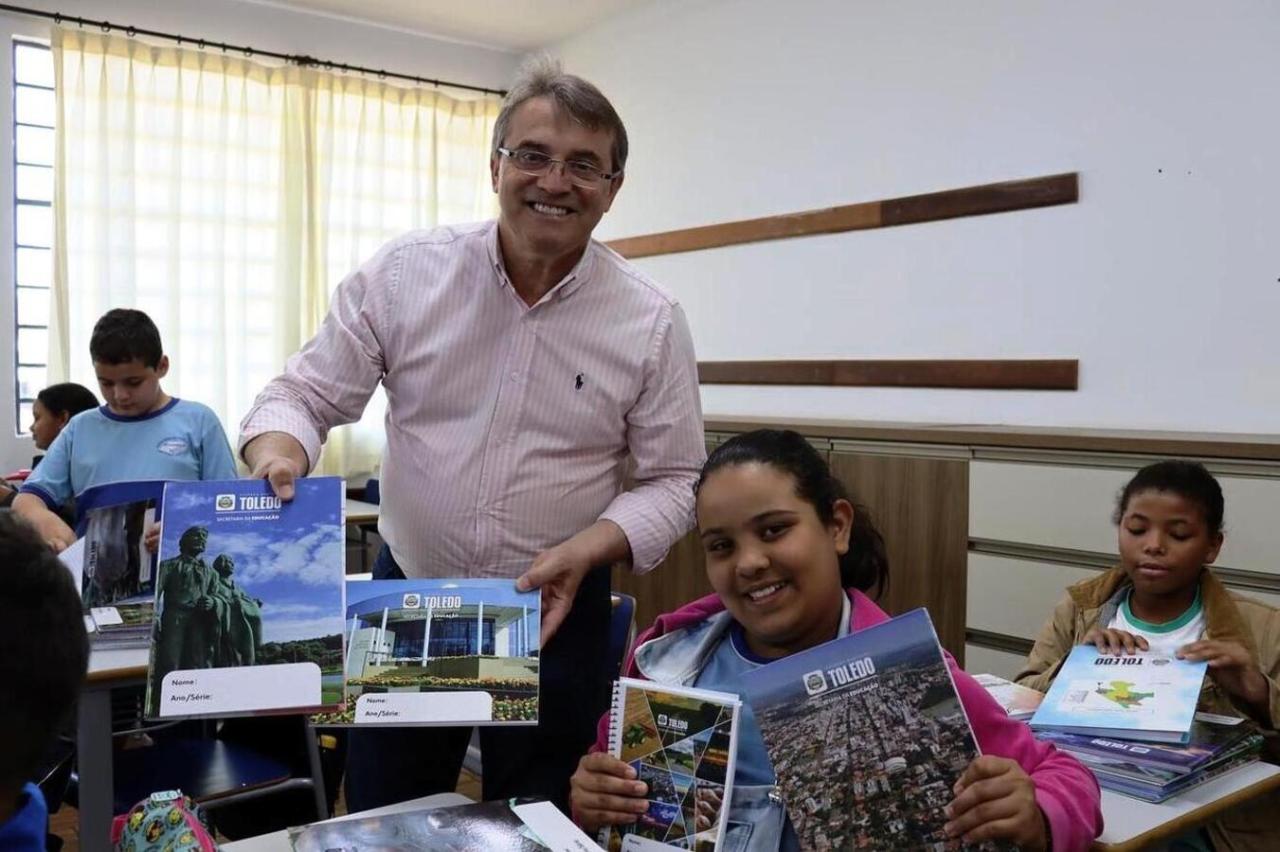 Toledo promove a distribuição de 15 mil kits a alunos de escolas e Cmeis