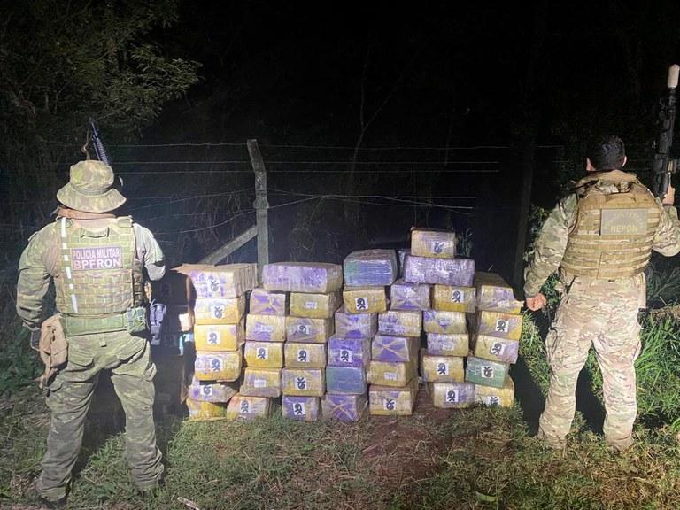 PF e BPFRON apreendem embarcação carregada com 850 kg de maconha