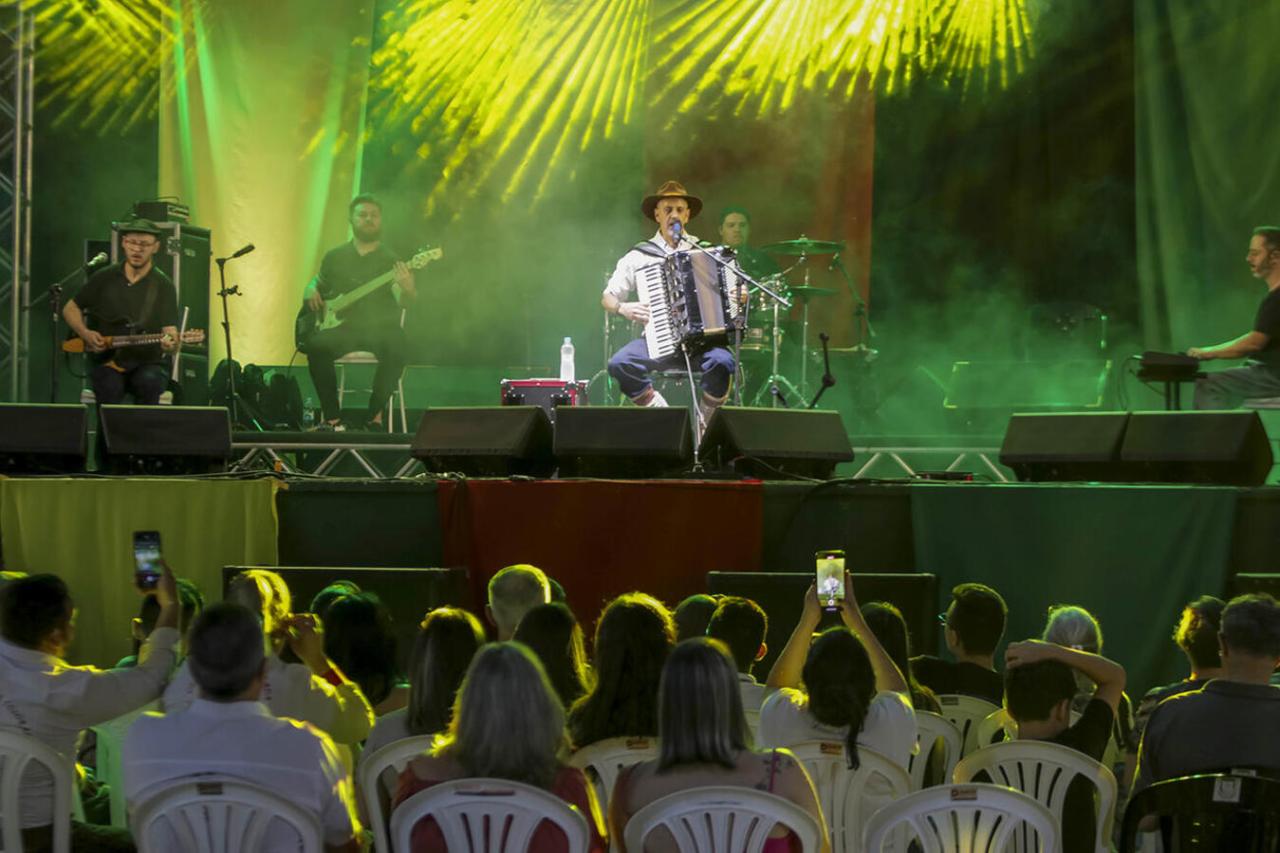 Vencedores de cinco categorias recebem premiação do 2º Fesfat