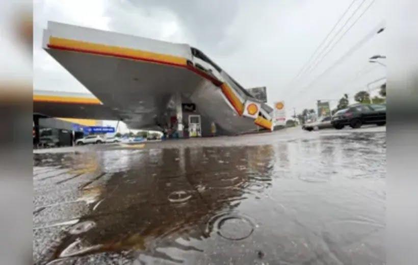 Cobertura de posto de combustíveis desaba com forte chuva em Londrina