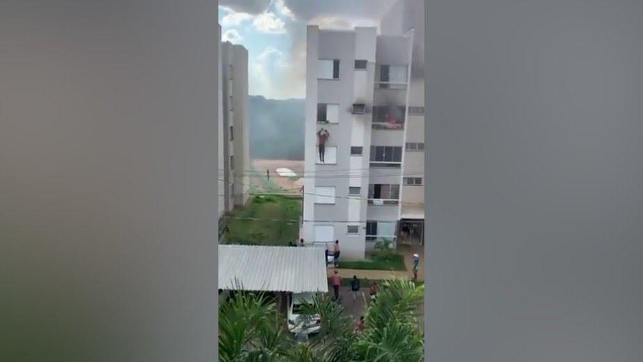 Criança de 11 anos teria iniciado fogo em apartamento após ter ficado de castigo e sem acesso ao celular; avós saltaram do 4º andar