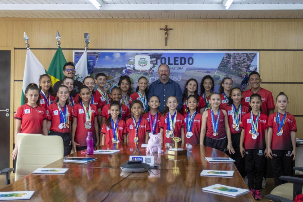 Equipe de ginástica acrobática apresenta resultados ao Executivo Municipal