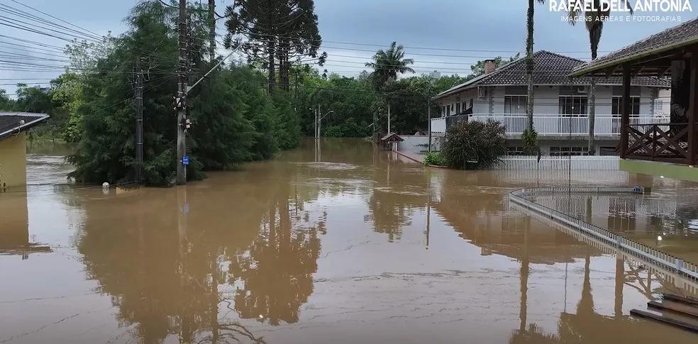 Idosa morre afogada ao tentar acessar sacada de casa em área inundada por chuvas em SC