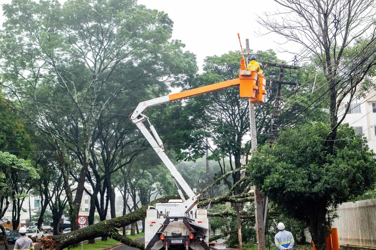 Mais de 900 profissionais da Copel estão em campo para restabelecer a energia