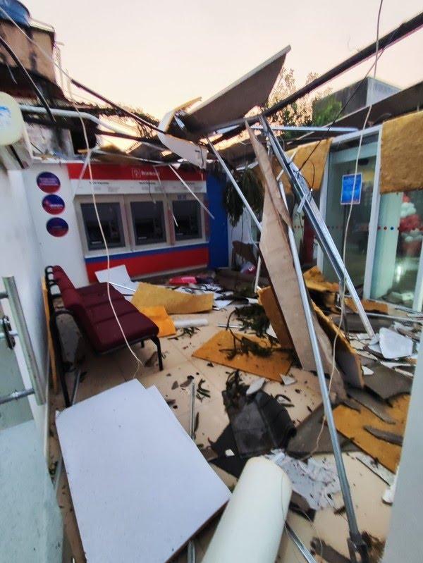 Temporal destrói agência bancária, derruba árvores e deixa moradores sem energia em Campo Mourão