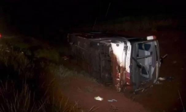 Tragédia – Ônibus de excursão religiosa capota e deixa 8 mortos no interior de SP