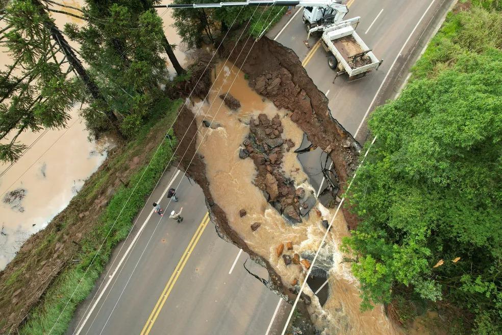 Cratera se abre em rodovia de cidade atingida por tornado em SC