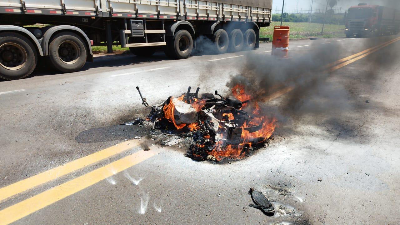 Moto pega fogo em acidente na BR-272 e duas pessoas ficam feridas, em Guaíra -