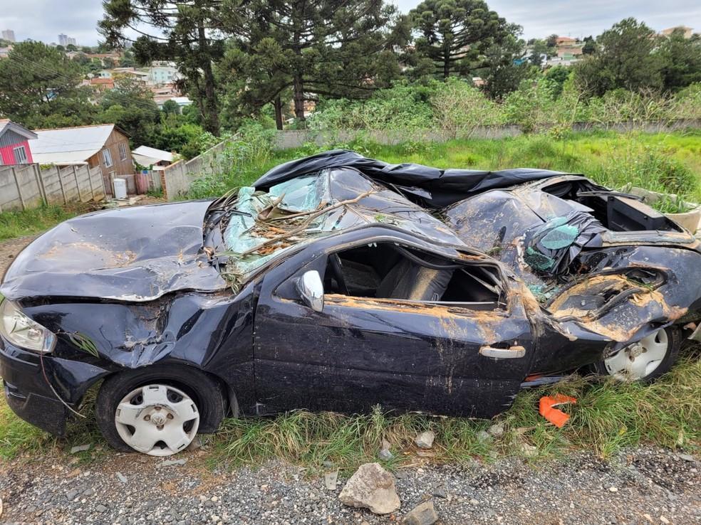 Motorista sobrevive após eucalipto esmagar carro durante temporal