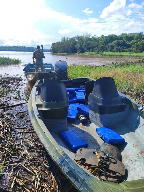 PF e BPFRON/PMPR prendem homem com 200kg de maconha em embarcação no Lago de Itaipu