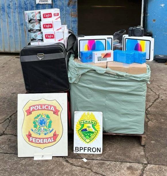 BPFRON e Polícia Federal apreendem cigarros contrabandeados e eletrônicos em ônibus na cidade de São Miguel do Iguacu-PR