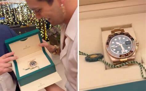 Cristiano Ronaldo presenteia Luan Santana com Rolex avaliado em R$ 432 mil