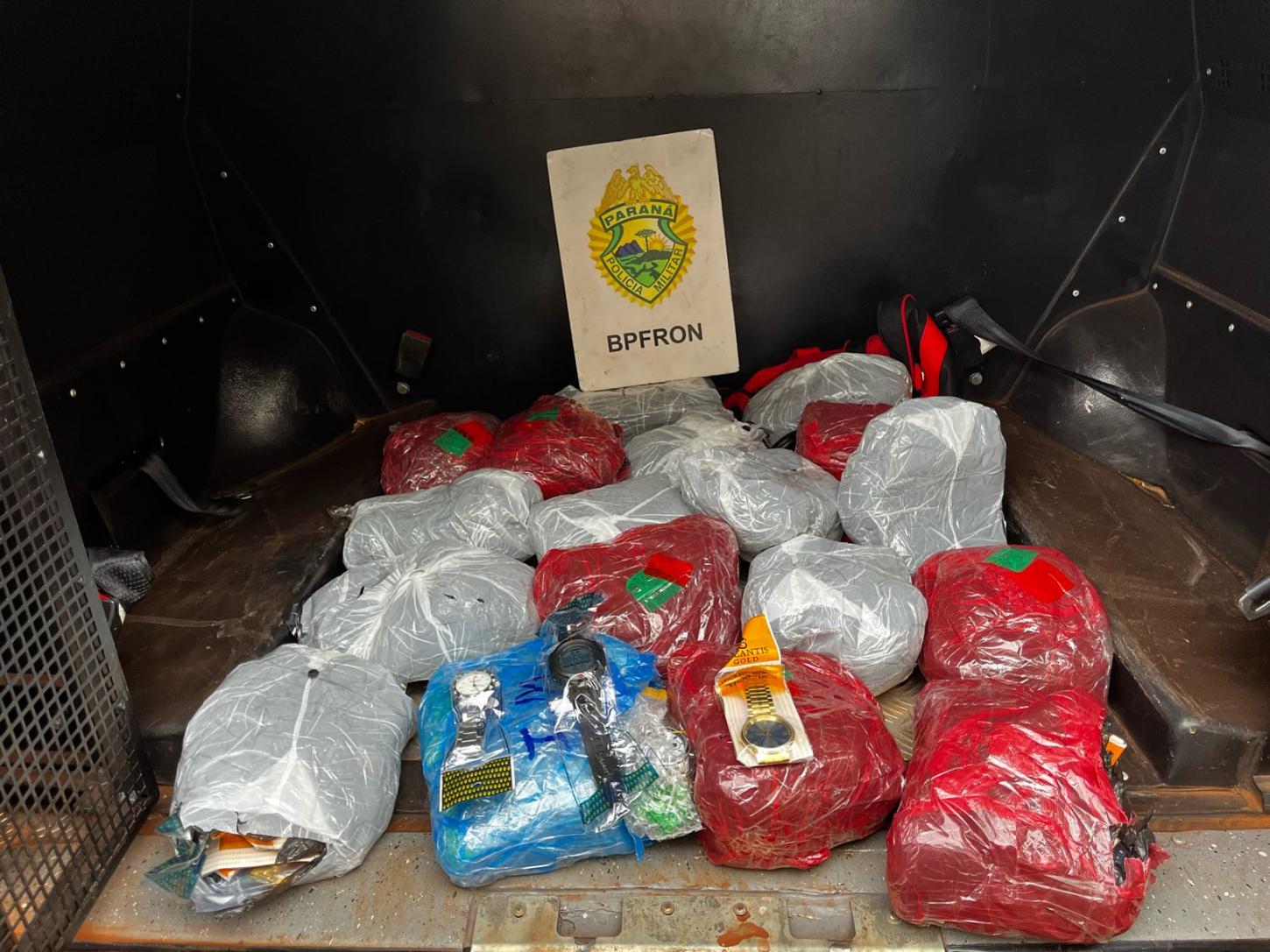 BPFRON apreende mercadorias contrabandeadas em ônibus em São Miguel do Iguaçu-PR