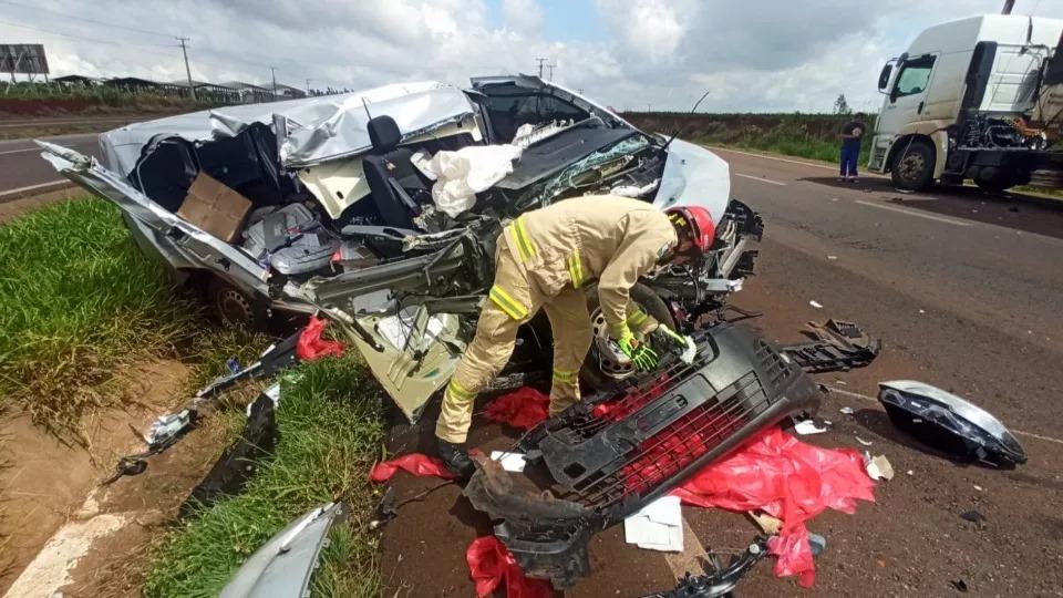 Condutor de van destruída se salva após grave acidente na BR-163, em Toledo
