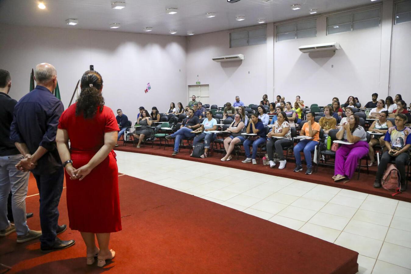 A cerimônia reuniu autoridades, representantes de empresas e do Sistema S, estudantes e comunidade em geral.
