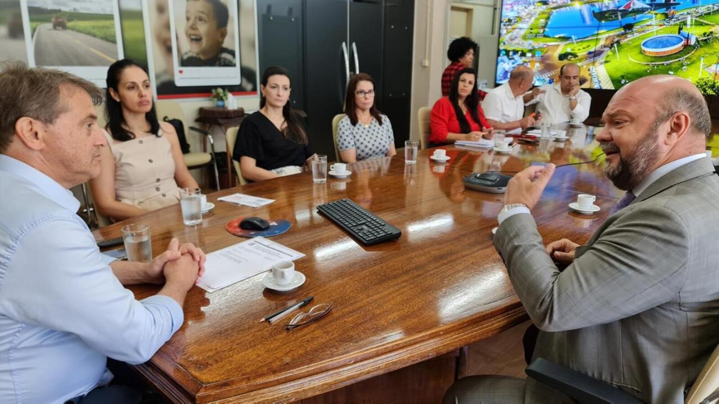 Passando por Toledo, reitor da UFPR é recebido no Gabinete do Prefeito