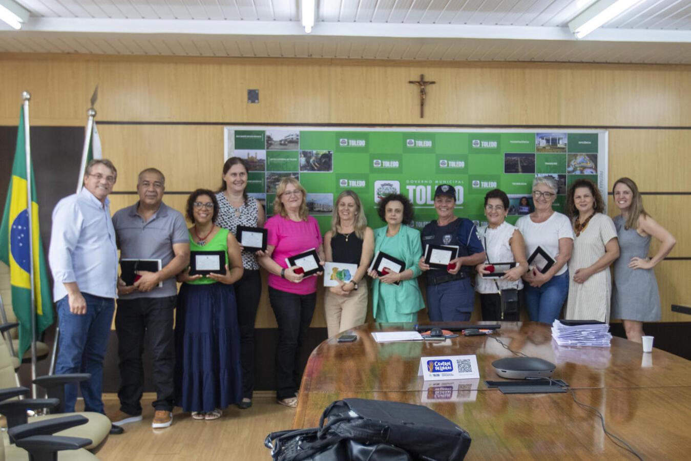Município aposenta 12 servidores municipais