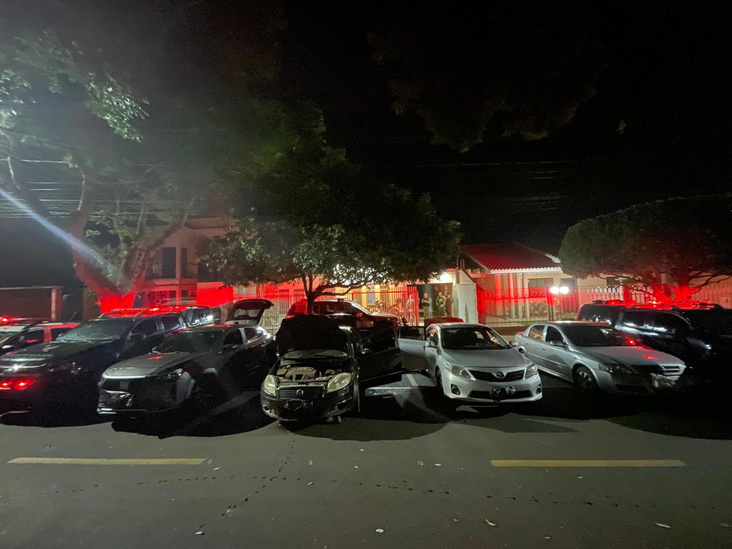 BPFRON e 25°BPM apreendem 4 veículos carregados com cigarros contrabandeados em Umuarama-PR
