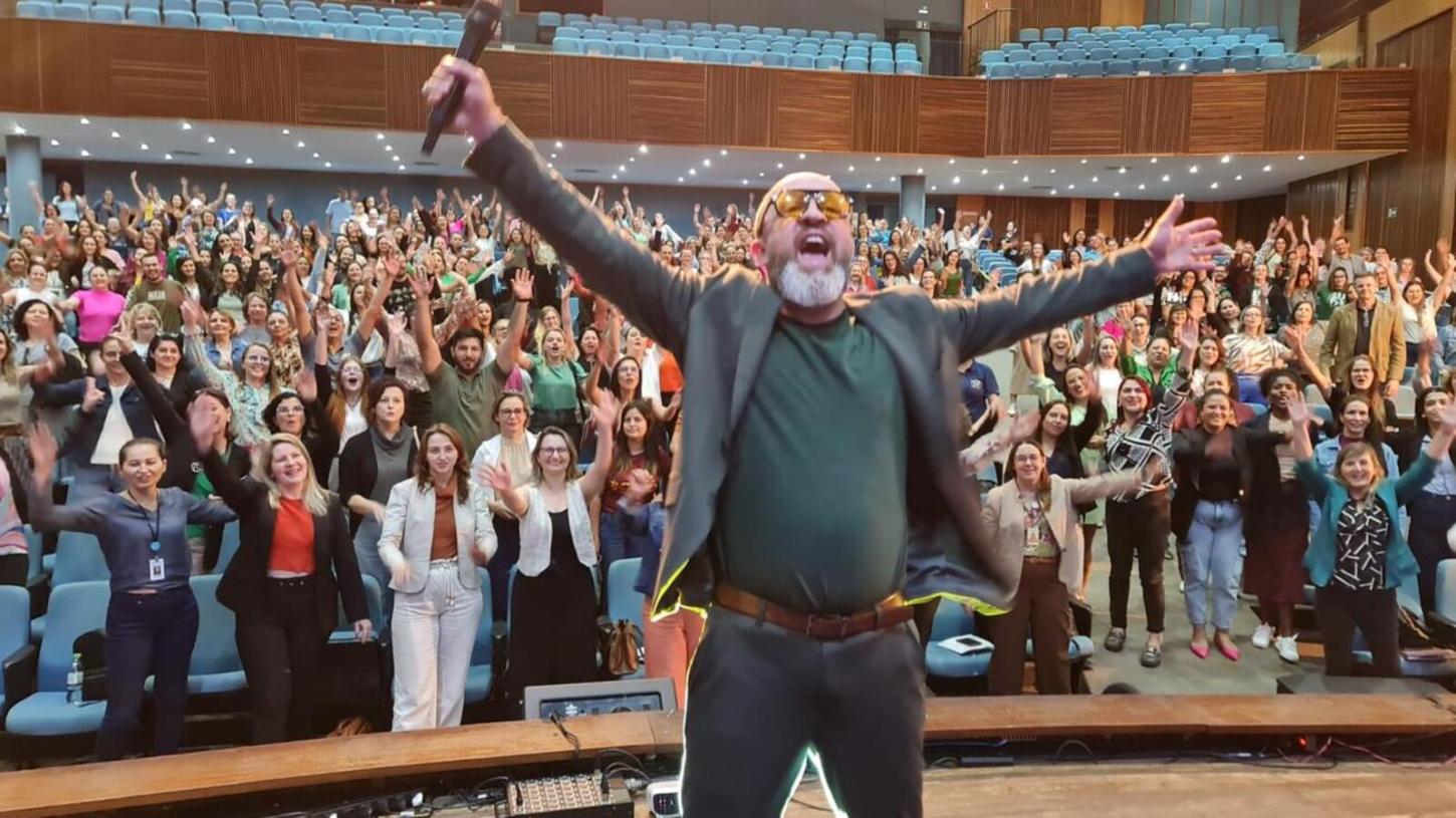 Carpinejar fala do “cuidar de si, para cuidar do outro” no Teatro Municipal