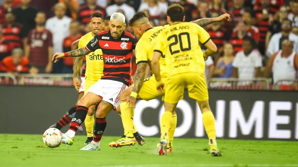 Flamengo joga mal e perde para o Peñarol no Maracanã