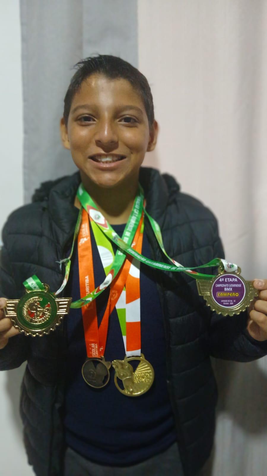 Atleta da ABAST BMX CLUBE de Toledo conquista três medalhas de ouro em competição de Bicicross.