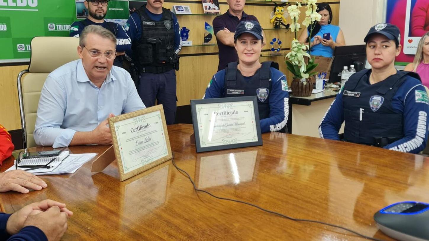 Guarda municipal que salvou recém-nascido recebe Certificado de Bravura