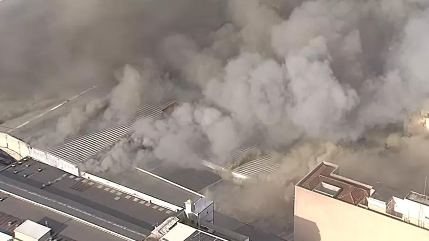 Incêndio de grandes proporções atinge shopping de compras na região do Brás, em SP