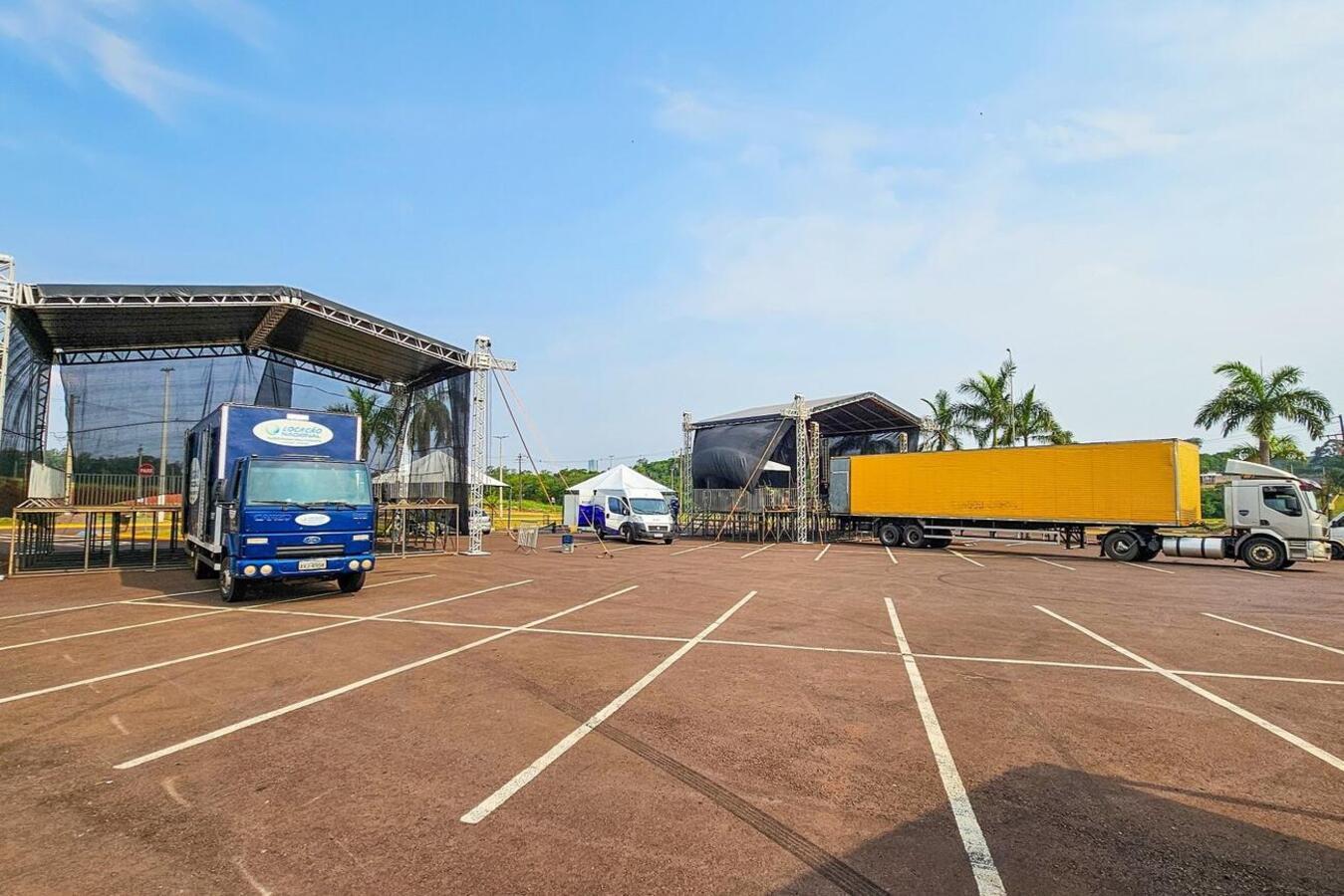 Montagem de palcos do Tooledo Rock Festival é iniciada no Parque do Povo