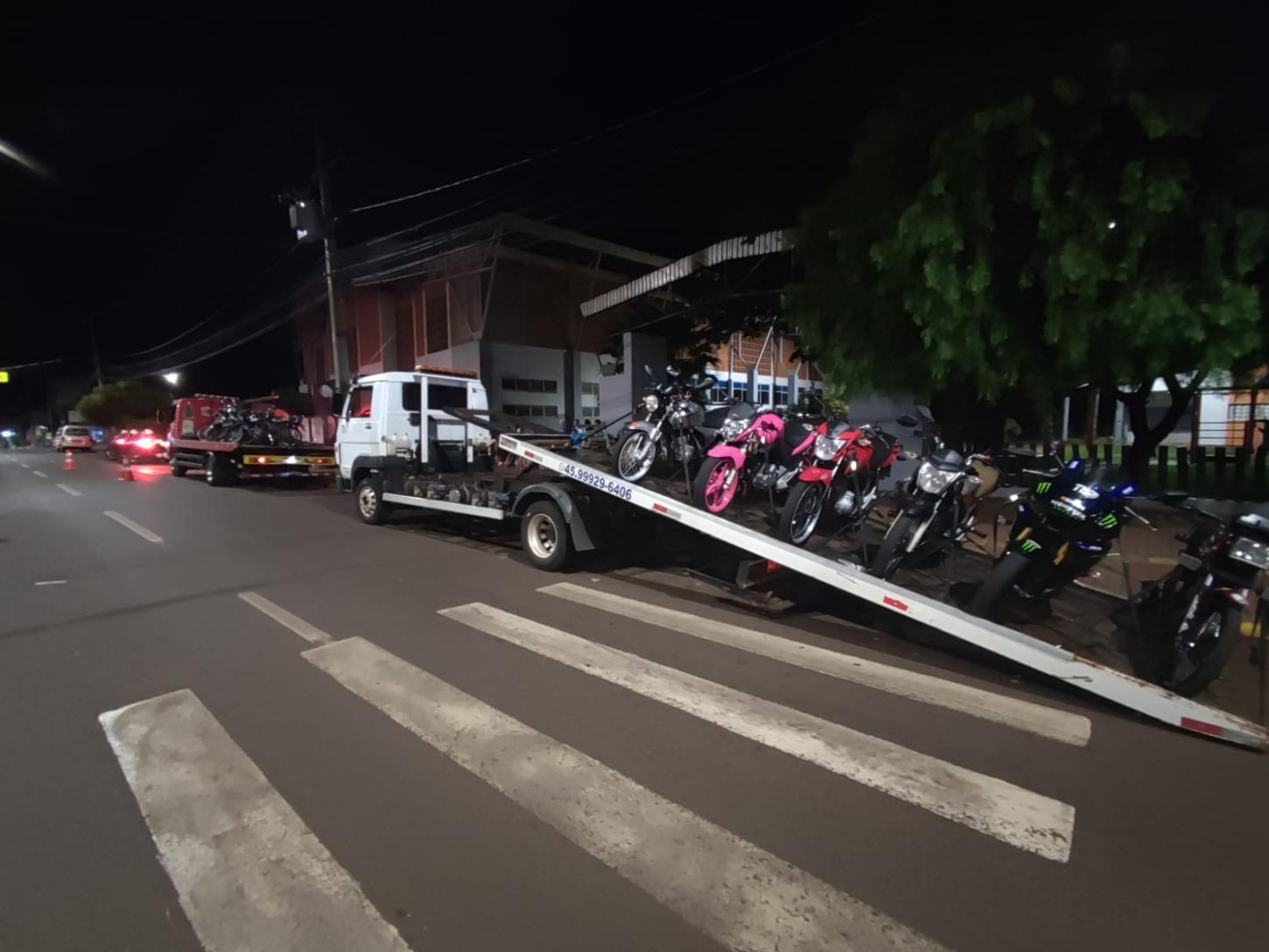 Equipes da Guarda Municipal de Toledo, RPA, ROTAM, e ROCAM aprenderam mais de 15 Motocicleta nesta noite (27)