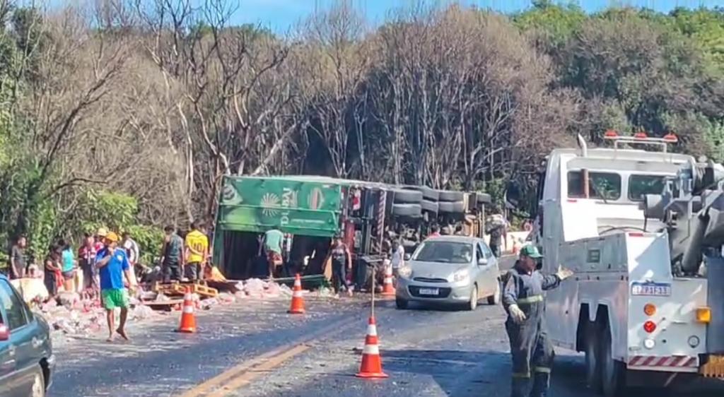 Caminhão carregado com bebidas tomba na BR-277