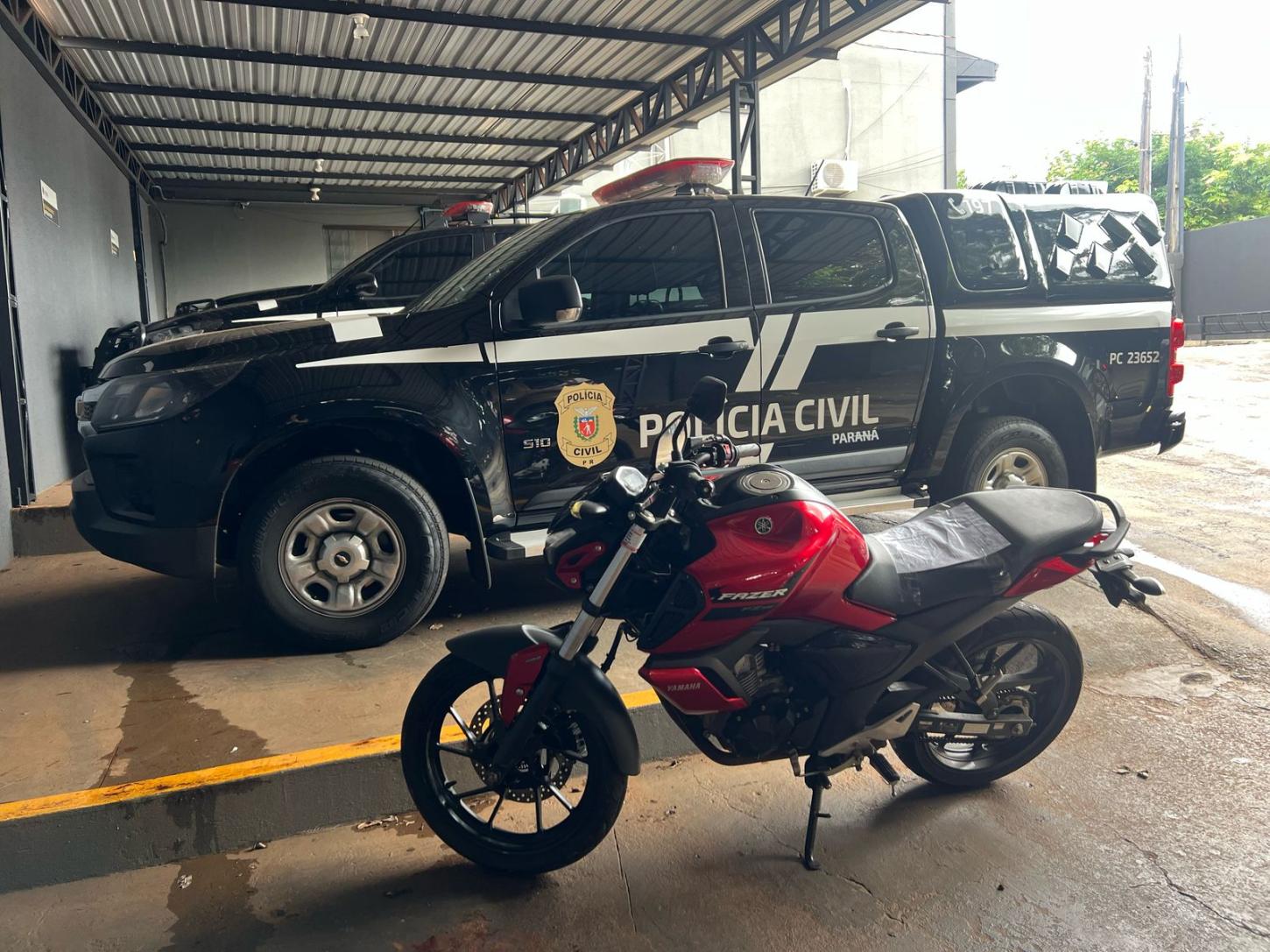 Polícia Civil de Toledo recupera motocicleta furtada.