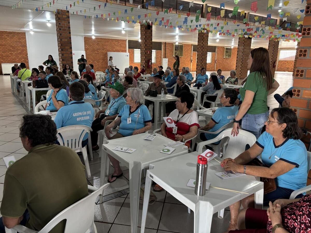 Grupo de Idosos aprende sobre o escorpião em brincadeira com ACE’s