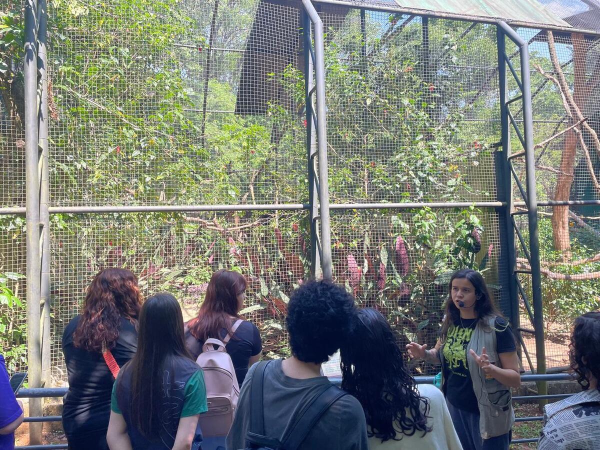 Adolescentes atendidos pelo CAPSi fazem visita guiada ao zoo de Cascavel