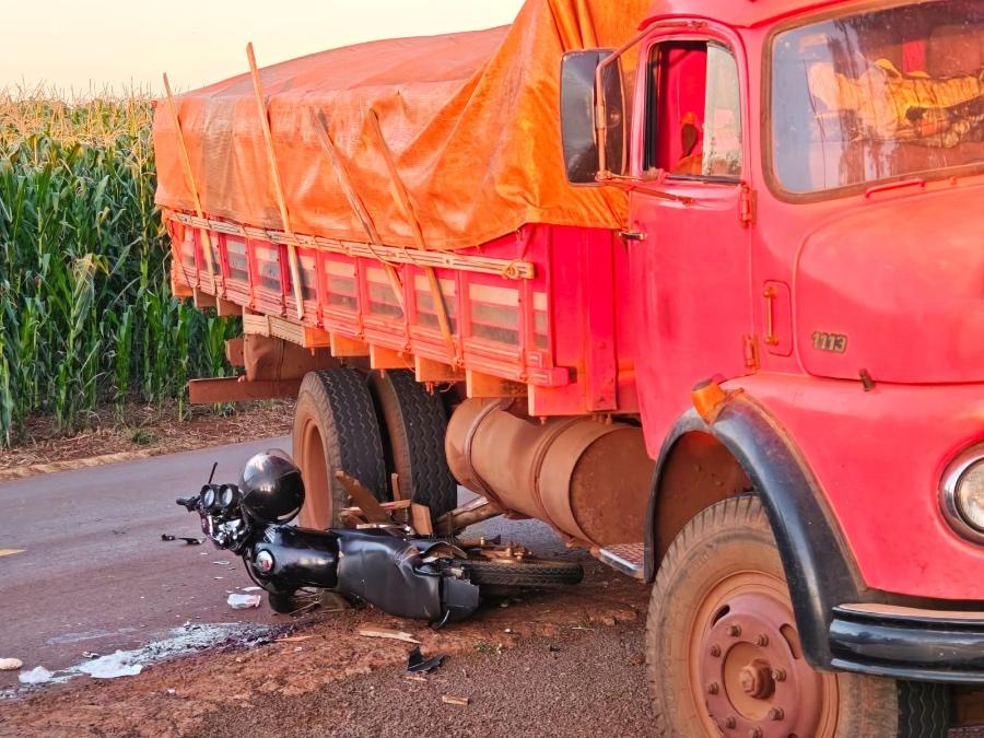 Acidente entre moto e caminhão deixa vítima fatal na na estrada rural que liga Toledo ao distrito de Xaxim.