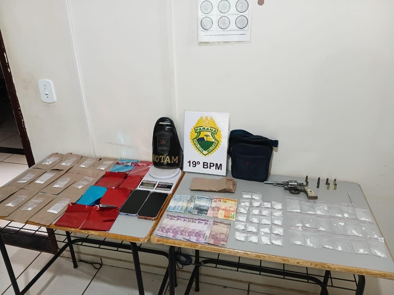 ROTAM estoura ponto de tráfico e apreende drogas, arma e moto usada em entregas no bairro Santa Clara IV em Toledo