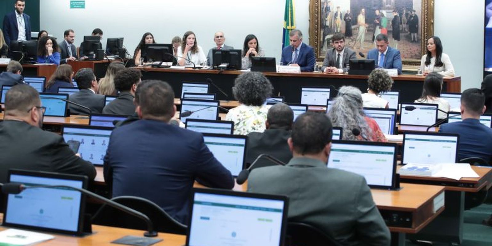 CCJ da Câmara adia análise de PEC sobre redução da maioridade penal