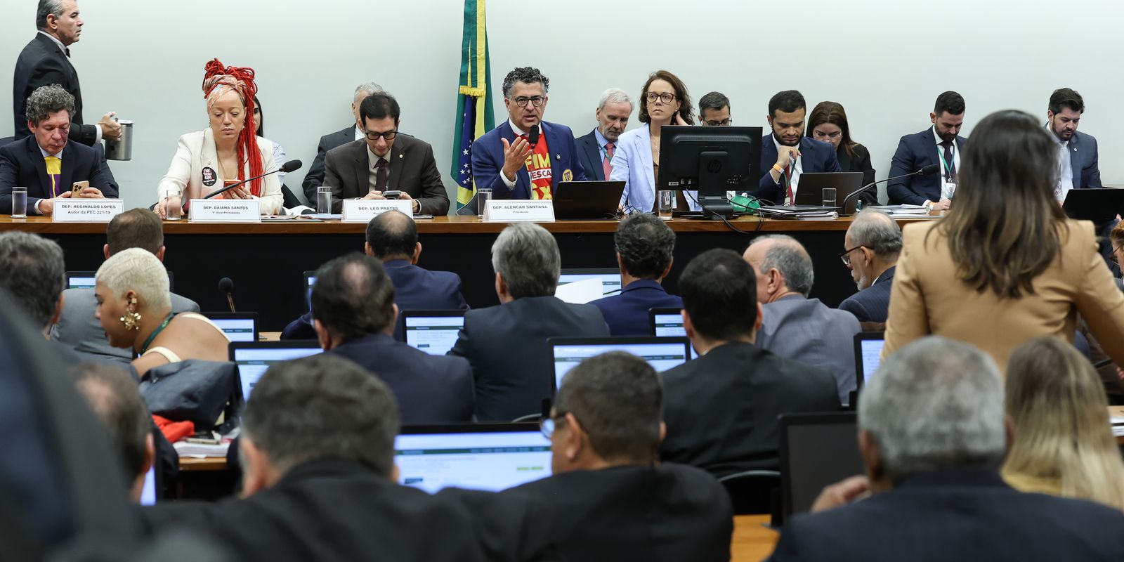 Centrão tenta derrubar transição de 60 dias para fim da escala 6x1