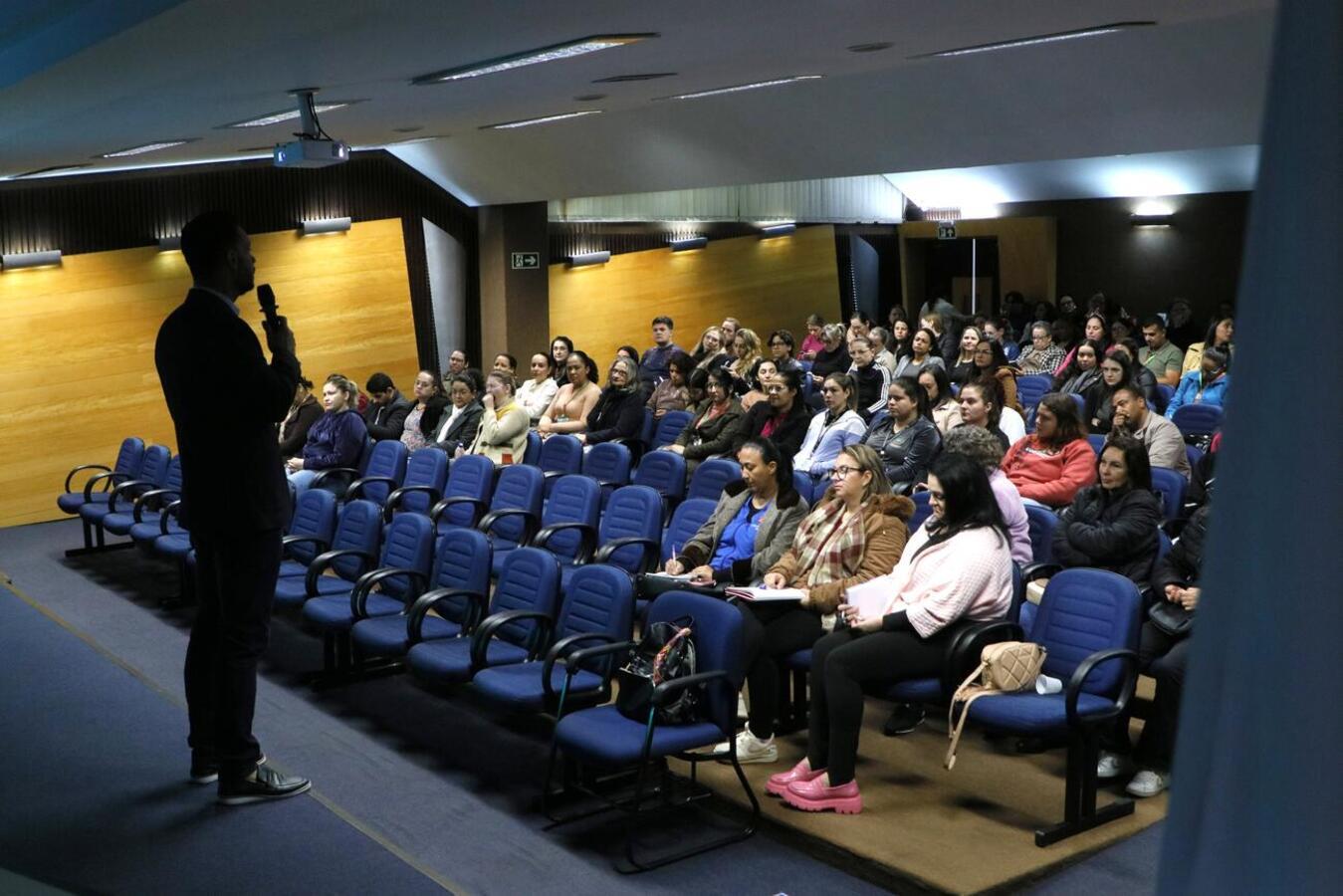 Neurodivergência é pauta em capacitação da Assistência Social