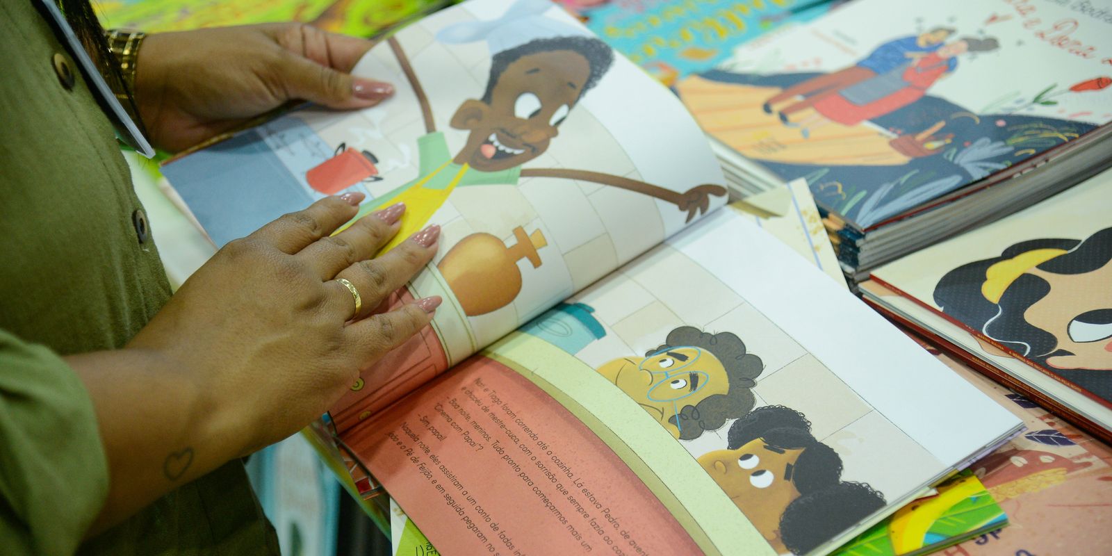 Bienal nas Escolas entra em clima de Copa para estimular leitura no RJ