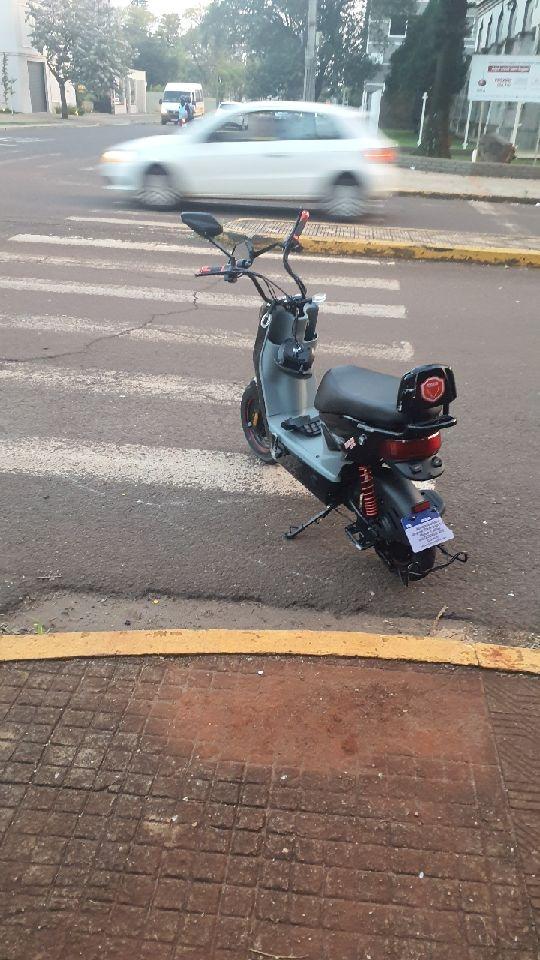 Adolescente fica ferido após colisão entre carro e motoneta elétrica no Centro de Toledo