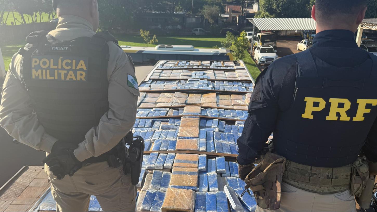 Caminhão é abordado em Toledo e PM apreende mais de 1,5 kg de maconha escondida no teto da cabine