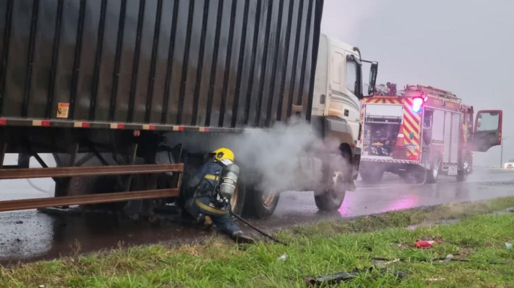 Raio atinge caminhão e pneu pega fogo na BR-467, entre Cascavel e Toledo
